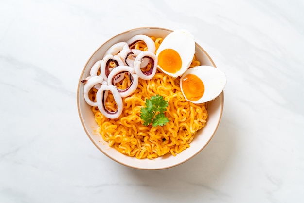 fideos instantáneos sabor huevo salado con calamar o pulpo bowl