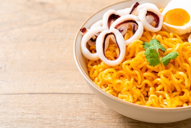 fideos instantáneos sabor huevo salado con calamar o pulpo bowl