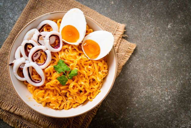 fideos instantáneos sabor huevo salado con calamar o pulpo bowl