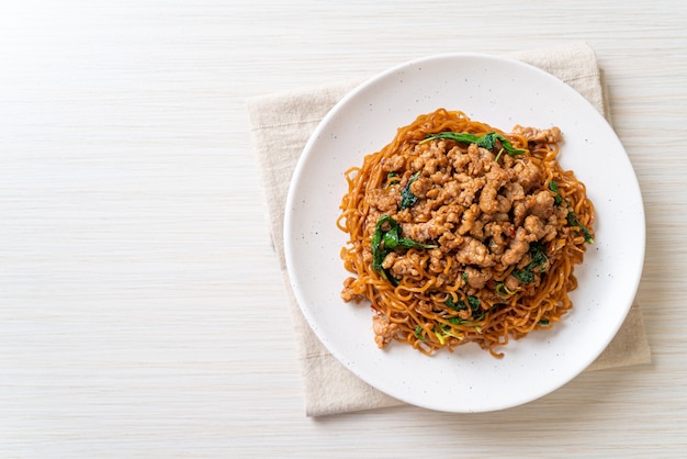 fideos instantáneos salteados con albahaca tailandesa y carne de cerdo picada