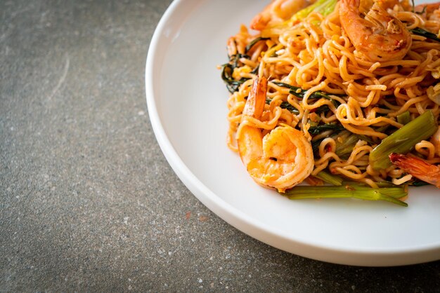 Fideos instantáneos salteados sukiyaki con camarones - Estilo de comida asiática