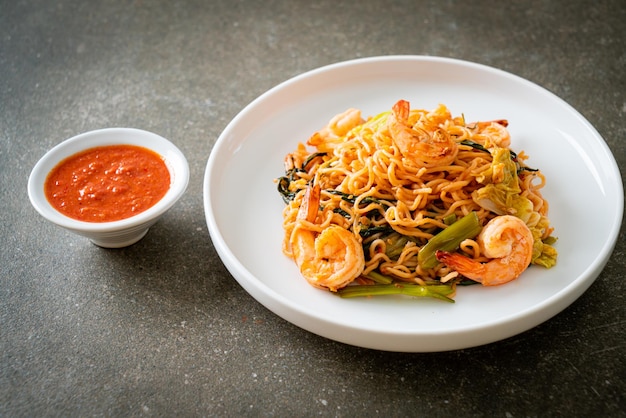 Fideos instantáneos salteados sukiyaki con camarones - Estilo de comida asiática