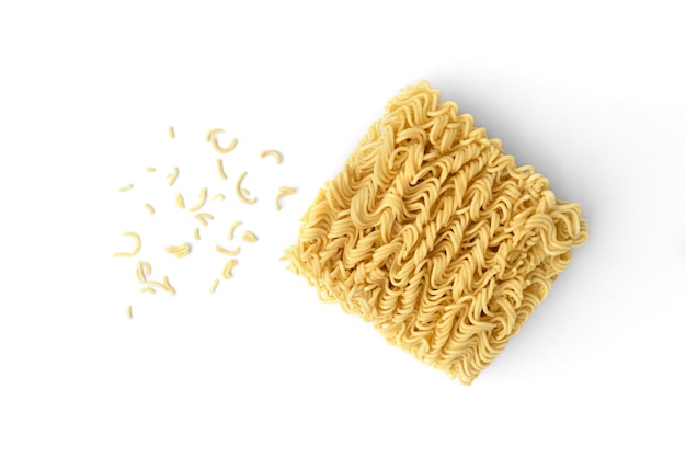 Fideos instantáneos secos aislados sobre fondo blanco.