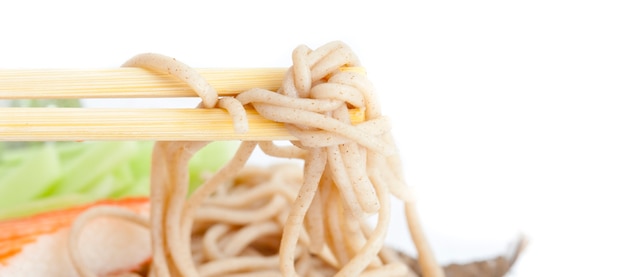 Foto fideos instantáneos sobre fondo blanco