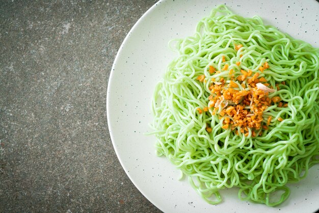 Fideos de jade verde con ajo en la placa