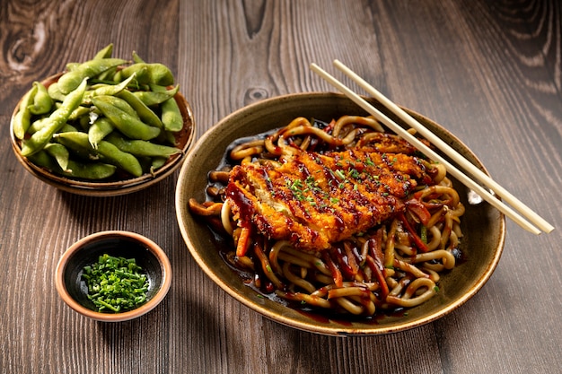 Fideos japoneses con pollo crujiente y edamame