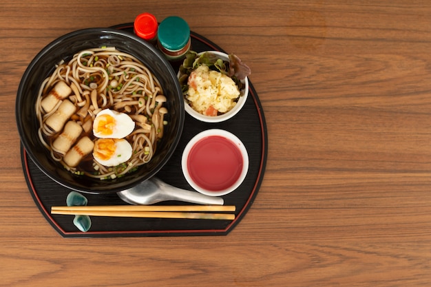 Fideos japoneses de trigo, fideos Udon en mesa de madera