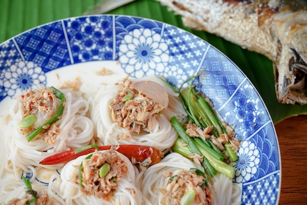 Foto fideos kanom jeen nam ya con salsa de curry de pescado