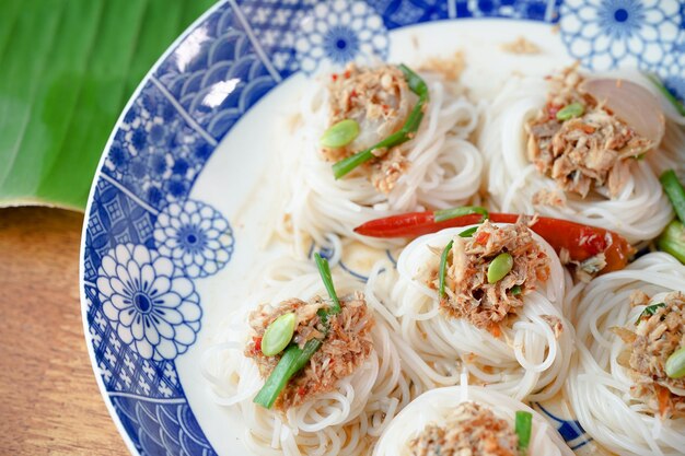 Foto fideos kanom jeen nam ya con salsa de curry de pescado