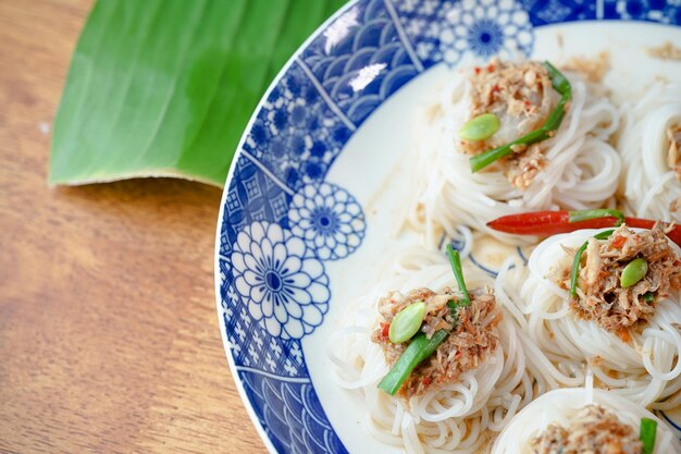 Fideos Kanom Jeen Nam Ya con salsa de curry de pescado