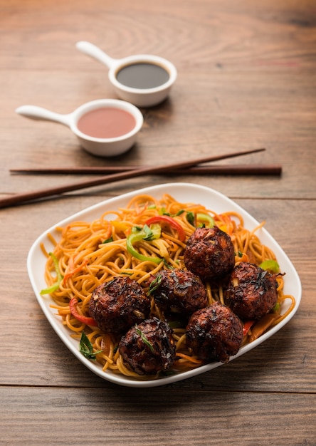 Fideos manchurianos Hakka o Schezwan, comida popular indochina servida en un tazón