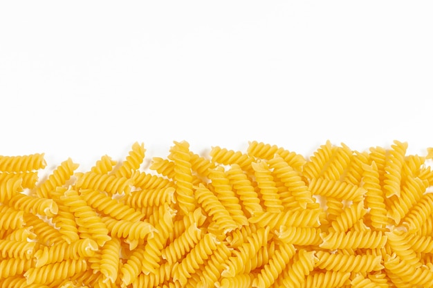 Fideos de pasta fusilli sin cocer