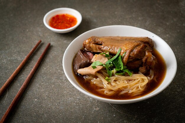 Fideos de pato estofado con sopa marrón - Estilo de comida asiática