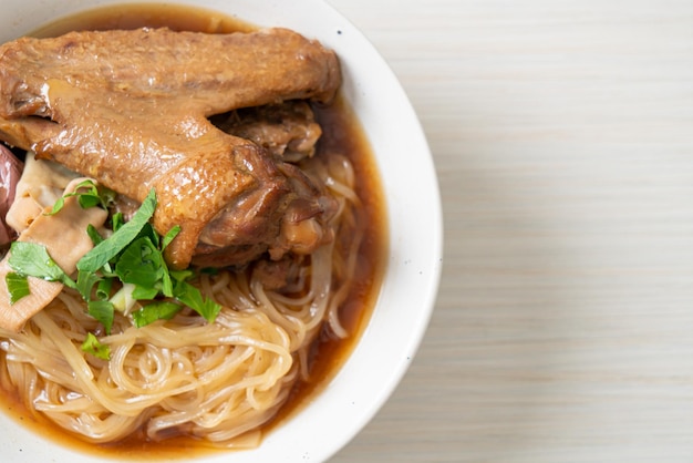 Fideos de pato estofado con sopa marrón