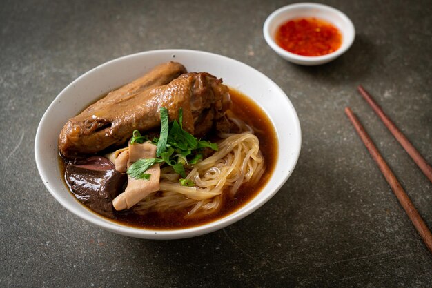 Fideos de pato estofado con sopa marrón