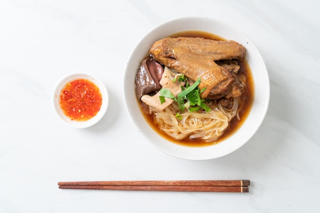 Fideos de pato estofado con sopa marrón