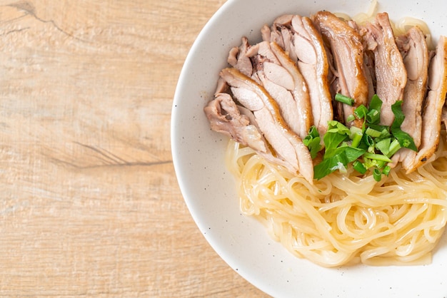 Fideos de pato seco en un tazón blanco