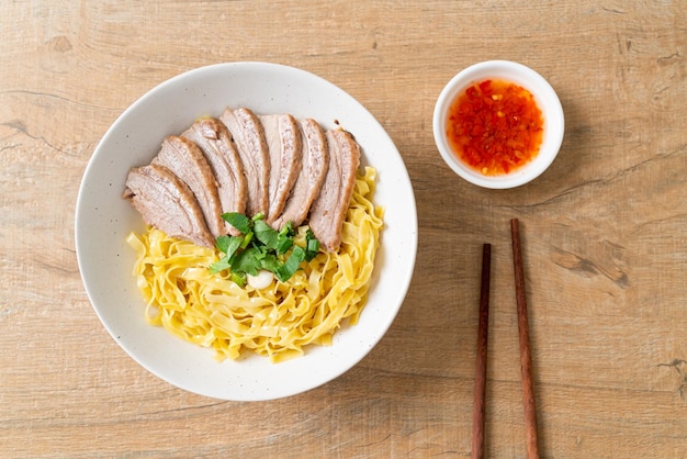 Fideos de pato seco en un tazón blanco