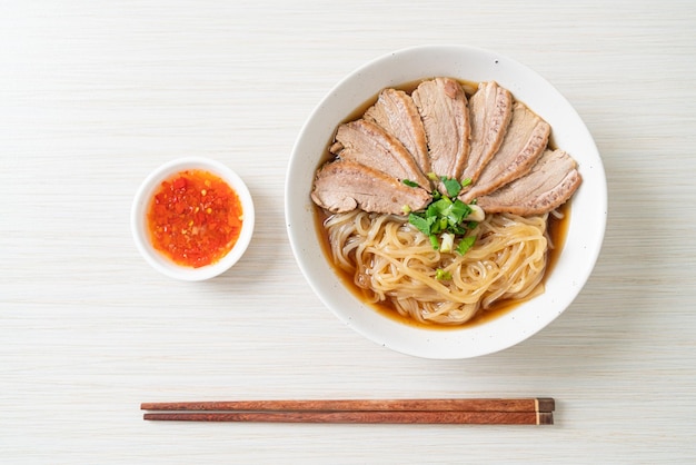 Fideos de pato con sopa de pato guisado