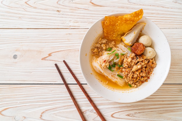 fideos picantes con bola de pescado y carne de cerdo picada (fideos Tom Yum)