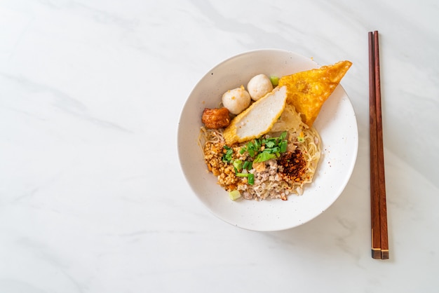 fideos picantes con bola de pescado y carne de cerdo picada (fideos Tom Yum)