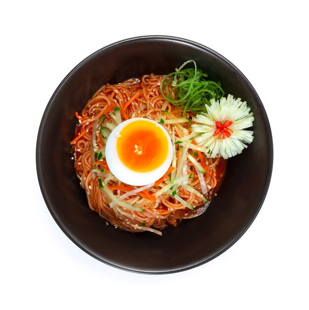 Fideos picantes coreanos Bibim Guksu con huevo duro Comida tradicional coreana