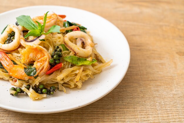 fideos picantes salteados con mariscos (Pad Cha Talay) - estilo de comida tailandesa