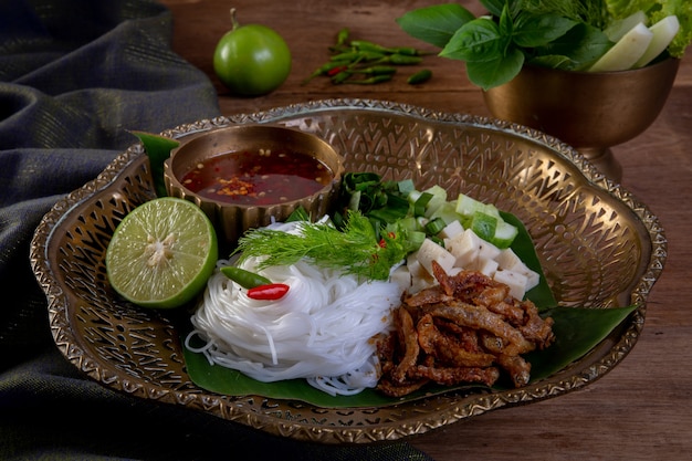 Fideos picantes y vegetales.Comida de Tailandia