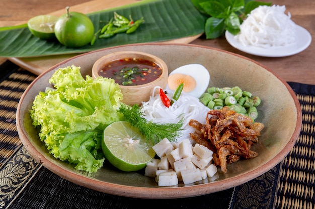 Fideos picantes y vegetales.Comida de Tailandia