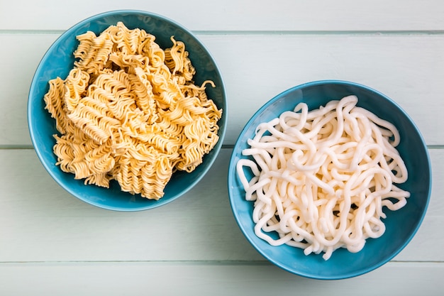 Foto fideos planos en tazones