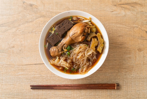 Fideos de pollo guisados en tazón de sopa marrón - Estilo de comida asiática