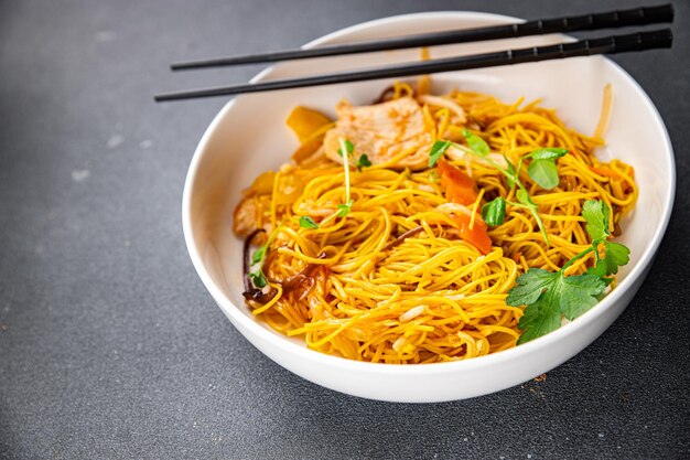 fideos pollo y verduras comida saludable comida merienda en la mesa espacio de copia fondo de comida