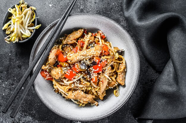 Fideos con pollo, verduras y sésamo