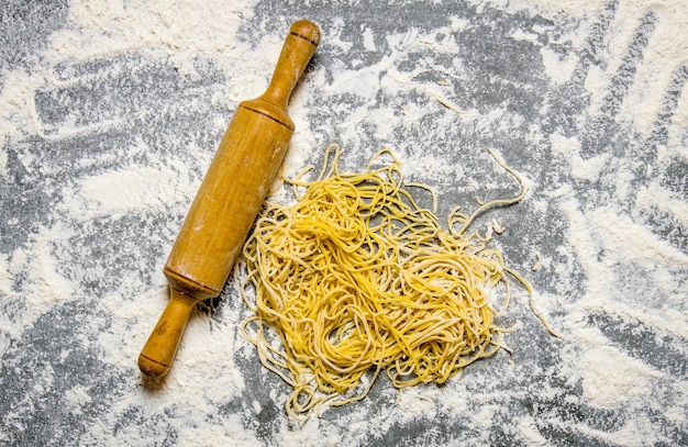 Los fideos preparados con un rodillo.