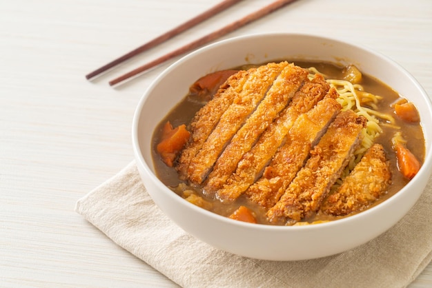 fideos ramen al curry con chuleta de cerdo frita tonkatsu - estilo de comida japonesa