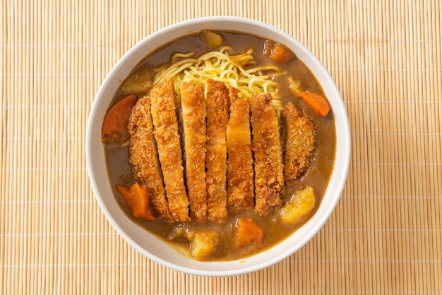 fideos ramen al curry con chuleta de cerdo frita tonkatsu - estilo de comida japonesa