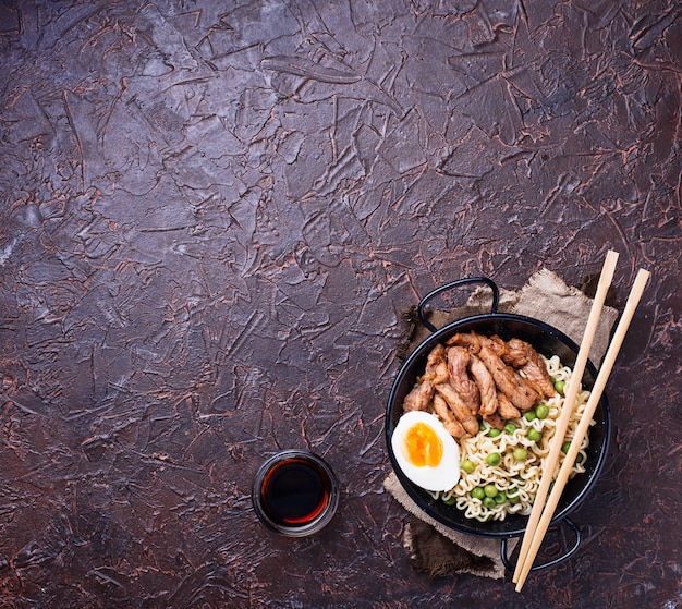 Fideos ramen con carne, verduras y huevo.