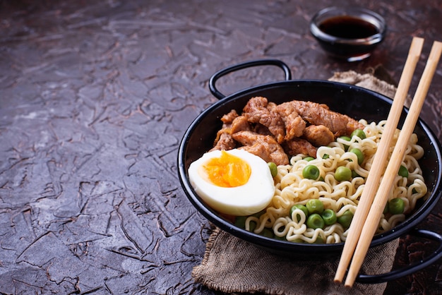 Fideos ramen con carne, verduras y huevo.