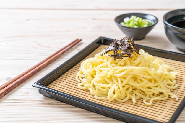 Fideos ramen fríos japoneses