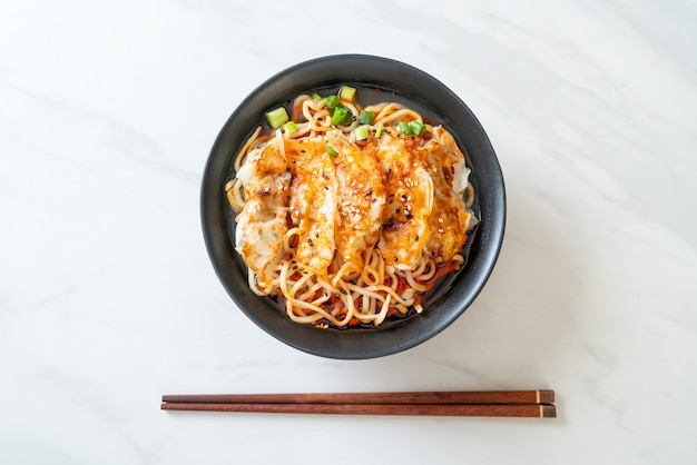 fideos ramen con gyoza o albóndigas de cerdo - estilo de comida asiática