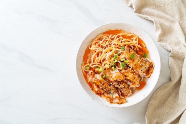 fideos ramen con gyoza o albóndigas de cerdo - estilo de comida asiática