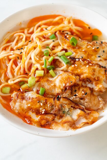 fideos ramen con gyoza o albóndigas de cerdo - estilo de comida asiática