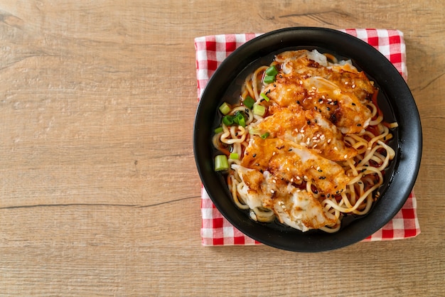 fideos ramen con gyoza o albóndigas de cerdo - estilo de comida asiática