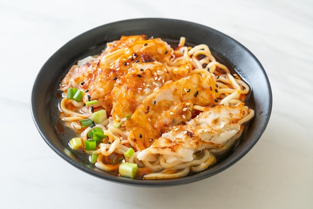 fideos ramen con gyoza o albóndigas de cerdo - estilo de comida asiática