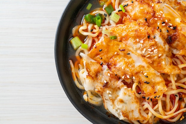 fideos ramen con gyoza o albóndigas de cerdo - estilo de comida asiática