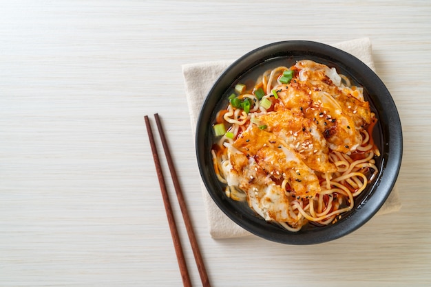 fideos ramen con gyoza o albóndigas de cerdo