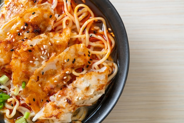 fideos ramen con gyozas