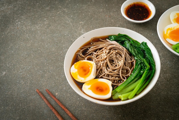 fideos ramen con huevo y verduras - estilo de comida vegana o vegetariana