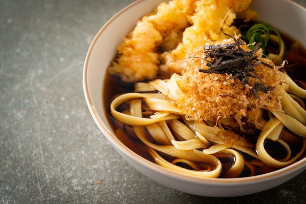 Fideos ramen japoneses con tempura de camarones - estilo de comida asiática