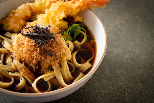 Fideos ramen japoneses con tempura de camarones - estilo de comida asiática